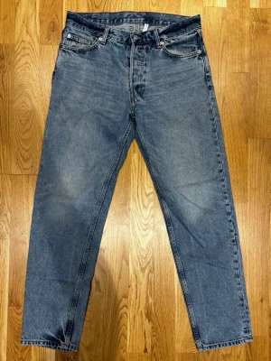 Weekday jeans - Hej, säljer ett par weekday jeans i modellen Barrel relaxed tapered. Storlek 30/32, Waist 30 Length 32. Skick 9/10 som nya men tvättad nån gång.  Pris kan diskuteras vid snabbt köp. Skriv för mer info och bilder 