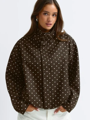 High neck dot jacket - Prickig jacka med hög krage. Den har helfodrad insida i polyester, långa ärmar med knapp vid ärmsluten, dragkedjestängning, fickor i sidorna och nedhasade axlar. Storlek Small🤎Slutsåld!