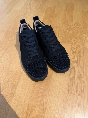christian loubotins - Säljer dessa as feta christian loubotins dom är använda fåtal gånger och är i storlek 42 sitter riktigt bra med jeans och är en väldigt bra sko för utgång😉 hör gärna av er vid prisförslag eller funderingar🤝