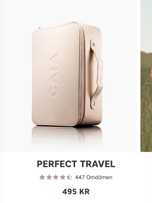 Sminkväska från Caia - En rätt så stor sminkväska från Caia, ljusrosa/beige i färgen. Har flera fack/fickor till mindre produkter samt handtag så den lätt går att bära.. Är helt oanvänd, och har mest blivit använd till förvaring av mina studentgosedjur haha🥲