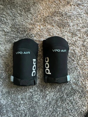 Poc armbågsskydd  - Poc armbågsskydd från Poc i väldigt fint skick. Inte använda många gånger. Storleken är M.