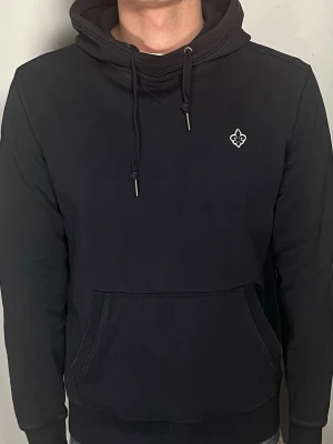 Morris hoodie - Säljer en ritkigt snygg och trendig Morris hoodie i fint skick, storlek M, vid frågor är det bara att skriva. Pris kan diskuteras vid snabb affär.