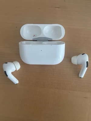  Airpodsliknande trådlösa hörlurar - Säljer ett par vita Apple AirPods Pro med laddningsetui. Hörlurarna har en stilren och kompakt design med silikonproppar för bra passform och brusreducering. Perfekta för musik, samtal och träning. Laddningsetuiet är också vitt och smidigt att ta med. FAKE!! Höger hörlur fungerar ej! 