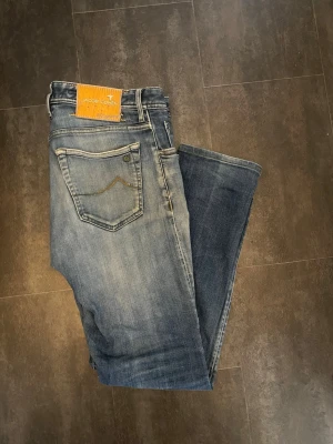 Selvedge Jacob Cohen 622 limited edition jeans - !Selvedge!  Det bruna på knäna är endast jord och borde fås bort i tvätten! Dessa jeans är väldigt distressed så tyget är tunnt och ripped vid vissa ställen som borde kunna ses på bilderna!  Ett riktigt lyxfynd för dig som är seriös med denim! Dessa jeans är från Jacob Cohën – italiensk lyxdenim i toppklass, känd för att vara favoriten bland kändisar och kvalitetsmedvetna herrar över hela världen. Modellen är den exklusiva Type 622 LTD, handgjord i en särskild region i nordöstra Veneto, Italien 