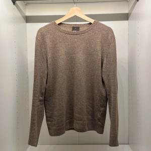 Beige tröja från Oscar Jacobson - Säljer en stilren beige tröja från Oscar Jacobson i storlek S. Tröjan har en klassisk design med rund hals och långa ärmar, perfekt för en avslappnad men elegant look. Tillverkad i ett mjukt material som känns skönt mot huden. Tröjan är lite nopprig som man kan se på de sista bilderna, men är inte så speciellt märkbart. Orginalpris ligger på 1 399, pris går att diskuteras. 