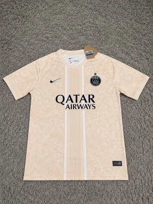 Beige PSG matchtröja från Nike - Snygg beige PSG matchtröja från Nike, säljer då den ej passade mig. Står M men tycker den passar Stor M eller L. Taggen finns inte med längre då jag klippt bort den!!