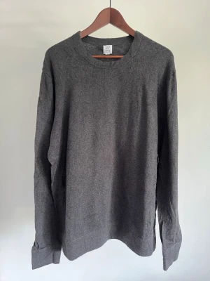GAP Finstickad Bomullströja Mörkgrå Crew Neck XL - GAP Finstickad Bomullströja Mörkgrå Crew Neck XL Storlek: XL Färg: Mörkgrå (Charcoal Grey / Heather Charcoal) Passform: Regular fit  Krage: Rund hals (Crew Neck) Material: 100% bomull  Skick: Denna tröja är i ett väldigt fint skick utan defekter  Nypris cirka: 600 kr