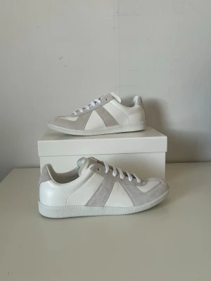 Masion margiela gats - | Säljer ett par snygga gats i vit färg | box och dustbags ingår| skorna har nästan inte använts och säljs nu eftersom dom inte passar | KÖPTA från Farfetch!! | Priset kan diskuteras!!!