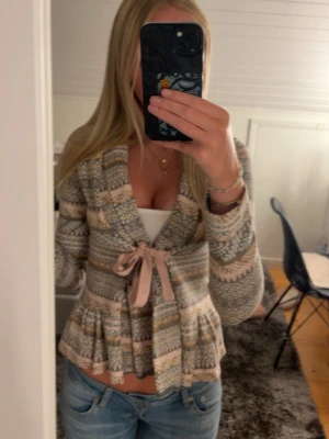 odd molly kofta - En supersöt kofta från odd molly med snyggt mönster. Den köptes för ett flertal år sen men har ändå inga tecken på användning enligt mig. Köptes för ca. 900kr därmed priset💕