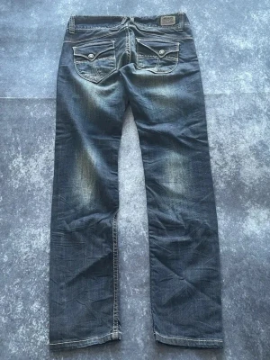 MOD Denim slim fit-jeans för kvinnor i storlek W29 L30 -   Midja: 39 cm Benslut: 15 cm Lår: 26 cm Totallängd: 100 cm W/L är uppskattade utifrån måtten.  Skickas inom ett dygn Spara på priset och frakten genom att sätta ihop ett paket  Mer information finns på min profil 16-312  