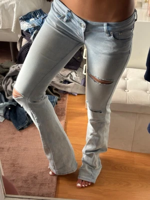 G-Rise jeans - Lågmidjade fina jeans som är i storlek S med innerbenslängd 92cm (jag är 174) så passar långa personer. Säljer för att jag inte använder. Finns några defekter längre ner på benen som visas i de sista bilderna. Inte helt som originalet då två till hål på bena har tillkommit (på låren, som ”design”) jätte sköna och stretchiga. 