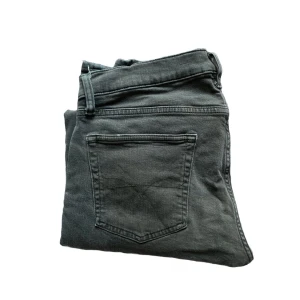 Ralph Lauren jeans - Snygga grågröna jeansbyxor med klassisk femficksdesign och smal passform. Byxorna har raka ben och är tillverkade i ett mjukt bomullsmaterial med lite stretch för extra komfort. Perfekta för dig som gillar en stilren look. Ställ gärna frågor!🙂 