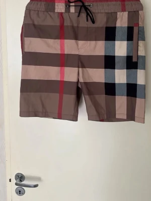 Oanvända burberry shorts  - Helt oanvända burberry shorts som är i ett väldigt fint skick. Shortsen är i strl L