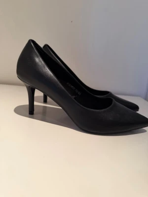 Svarta pumps / klackar  - Stilrena svarta pumps från Depeche med spetsig tå och smal klack. Aldrig använda ock klacken är ca 7 cm (se sista bild) 