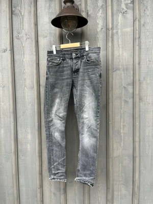 Nudie jeans  - Nudie jeans. Modell: Grim Tim. Strl: w28 L30. Bra skick och bra fades. 