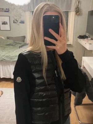 Moncler cardigan dam  - Säljer min cardigan . Använd endast 2/3 gånger digital kvitto finns och qr coden funkar 😊              Kan även mötas i Stockholm då sparar ni på frakten . Tagga medföljer . Storlek s/xs