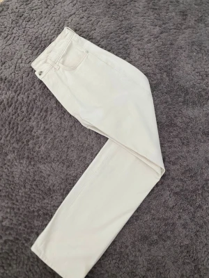 Djerf Avenue jeans, relaxed cream  - Säljer jeans från Djerf Avenue. Dom är midwaisted och har en lösare passform. Fint broderad bakficka och i fint skick. Nypris 1500 kr. 
