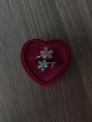 Blommig ring med pärldetaljer - Blommig ring i storlek 16,9mm, guldfärgad.