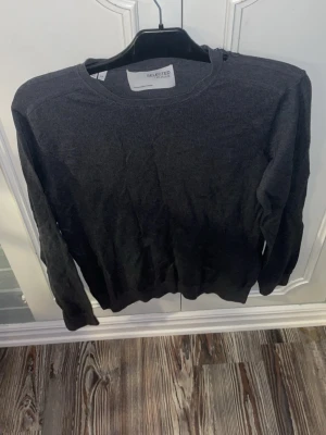 Mörkgrå stickad tröja Selected Homme - Mörkgrå stickad tröja från Selected Homme. Den har några hål vid halsen men enligt mig ser det inte sämre ut