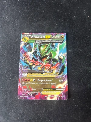 Mega Rayquaza EX - Säljer ett samlarkort från Pokémon, Mega Rayquaza EX med 230 HP och attacken Dragon Ascent. Kortet har färgstark design med Rayquaza i grönt, svart och gult samt japansk text på framsidan. Perfekt för dig som gillar Pokémon och samlarkort.