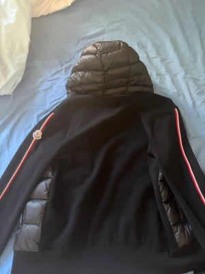 Moncler cardigan  - Moncler cardigan som är i ett mycket bra skick, använd ett fåtal gånger. Jackan är i storlek M men passar S minst lika bra