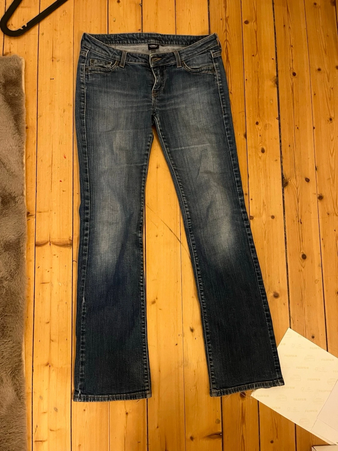 Mörkblå bootcut jeans med slitningar