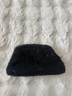 Svart clutch väska - Snygg svart clutch väska