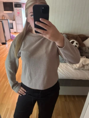 Stickad tröja  - En finstickad tröja som är fin till vardags, den är ifrån stradivarius i storlek M. Den är lite åt de beige bruna hållet. Säljer då jag har för mycket kläder, den är i bra skick💕