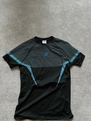 Gymshark Onyx V5 compresion shirt bundle - Selling 4 pieces of Gymshark onyx hoodies. Sizes are S for the blue and black, M for the black & white onyx, and L for the black onyx (last picture). SOLD ONLY AS BUNDLE 🚨