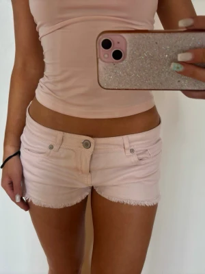 Ljusrosa Lågmidjade shorts  - Såå fina ljusrosa  lågmidjade vintage jeansshorts! midjemått rakt över: 38. Jag är 168 och det är mina bilder, köp via köp nu direkt eller Swish, kvar tills markerad som såld 💖 
