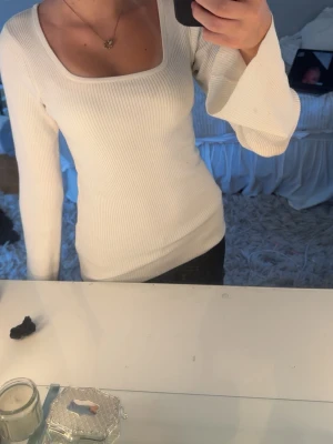 vit långärmad topp - vit topp med lång ärm och fyrkantig ringning, perfekt att styla med jeans eller kjol. har en liten fläck men går nog bort i tvätten, tvättar innan jag postar!