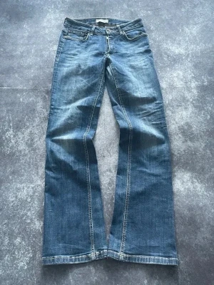 Japan Style bootcut 00s-farkut för kvinnor i storlek S i blått - Midja: 34 cm Benslut: 21 cm Lår: 26 cm Totallängd: 102 cm  Skickas inom 24 timmar Spara på priset och frakten genom att sätta ihop ett paket  Mer information finns på min profil 15-299
