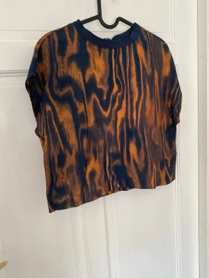 Mönstrad topp  - Mönstrad topp från Weekday.                                               Använd fåtal gånger och är i väldigt bra skick!                     Storlek XS✨