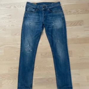 Dondup gorge jeans - Tja! Säljer nu dessa sjukt snygga dondup george jeans | Trendigaste jeansen på marknaden! | Storlek 31 | Skick: 9,/10, mycket bra skick | Ny pris: 2499 kr, Säljs för 599 kr. Skriv gärna vid frågor!