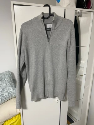 Grå ziptröja från Bläck - Snygg grå ziptröja från Bläck i mjukt stickat material.  Köpt på MQ i affären för 800kr, St S, Helt NY NÄSTAN!