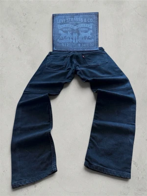Levis 512 - Tjena, jag säljer dessa riktigt feta levis 512. Dom är som nya och har inga som helst fel. Jag säljer dom eftersom dom inte passar mig.  W34 L32  Mått 📏  Midja 43cm Längd 105cm  Hör av dig om du undrar något så löser vi det! Jag kan gå ner i pris vid snabb affär.
