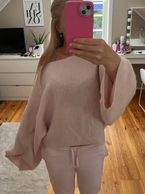 Ljusrosa oversized stickad tröja - Helt ny ljusrosa stickad tröja med oversized passform och vida ärmar.   Tröjan är i storlek S från gina tricot🌸. Säljer pga att den aldrig har kommit till användning 💕