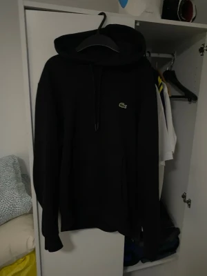 Lacoste Hoddie - Inte använd så mycket, köpt på Zalando för 1300kr, st S