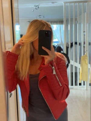 Röd skinnjacka - Snygg röd skinnjacka. Den har några mindre skavanker men fint helhetsintryck. Storlek 38 men skulle säga att den mer är 34/XS ❤️