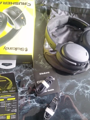 Skullcandy Crusher ANC trådlösa hörlurar - Säljer mina Skullcandy Crusher ANC 2 hörlurar i toppskick! 🎧🔥  De är sparsamt använda och fungerar helt perfekt – inga problem alls. Detta är ett par premiumhörlurar med riktigt kraftfullt ljud, speciellt basen som Skullcandy är kända för 💥 Du kan själv justera basnivån så de passar perfekt oavsett om du lyssnar på musik, kollar film eller spelar 🎶🎮  De har aktiv brusreducering (ANC) som effektivt stänger ute ljud runt omkring dig – perfekt för buss, tåg eller när du bara vill fokusera 🙌 
