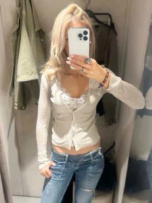 Trendig Zara tröja  - Storlek S men passar xs med. Används två gånger. Säljs inte längre. 
