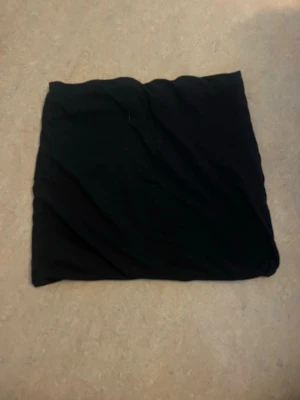 Svart enkel minikjol - Säljer en svart, enkel och rak minikjol i mjukt tyg. Kjolen har en klassisk passform utan synliga detaljer och passar perfekt till många olika stilar. Perfekt basplagg i garderoben!