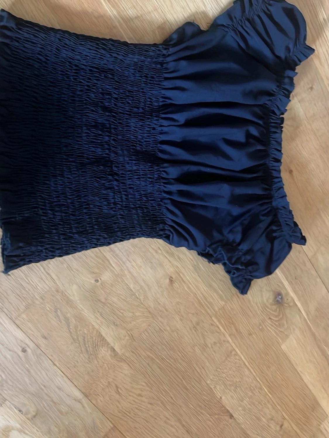 Svart smockad offshoulder topp