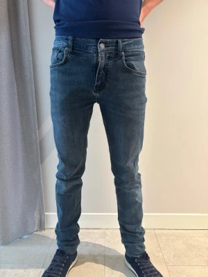 J.Lindeberg jeans - J.Lindeberg jeans! Stilrena och perfekta för dig. Ny pris=1199kr säljs för=300kr skick=9/10 (modellen är 181cm lång och väger 67kg) Tveka ej att höra av dig vid frågor eller funderingar!