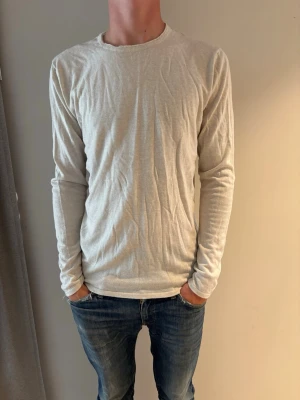 Selected Homme tröja - Selected homme tröja! Stilrena och perfekta för dig. Ny pris=450 säljs för=99kr skick=8/10 (modellen är 181cm lång och väger 67kg) Tveka ej att höra av dig vid frågor eller funderingar!