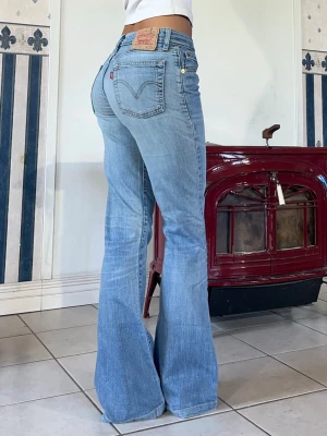 Levis jeans - Vintage Levi’s 544 💕Midjemått 76cm (37cm rakt över)💕 innerbenslängd 82cm💕 jag är 165💕 