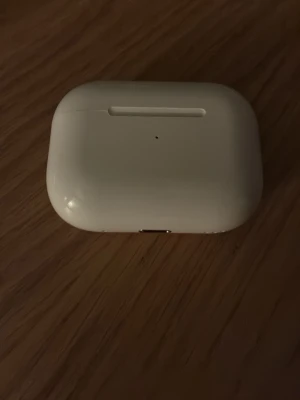 AirPod Pro 2 - Säljer ett par AirPods Pro 2 som är helt oanvända, har bara tagit ut dem ur låda. Kom priv för flera bilder om du är intresserad. Lägg riktiga bud. Inga skambud. 