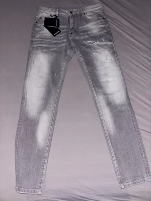 Grå dsquared2 jeans  - Säljer ett par grå jeans dsquared2. Helt nya 