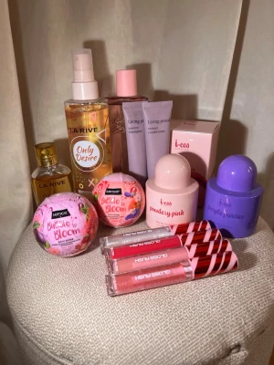 Beauty set - Säljer ett set med fyra läppglans, två badmomber, 4 perfymer, en body mist och testers från Maria nila shampo och balsam, alla produkter är oanvända, allt är värt ungefär 500 kr 💗skriv privat för fler frågor