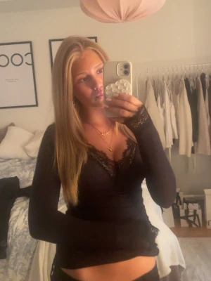 Svart Intimissimi tröja - Säljer denna tröja från insrmissimi, inga defekter eller hål  skriv vid frågor pris kan diskuteras❤️